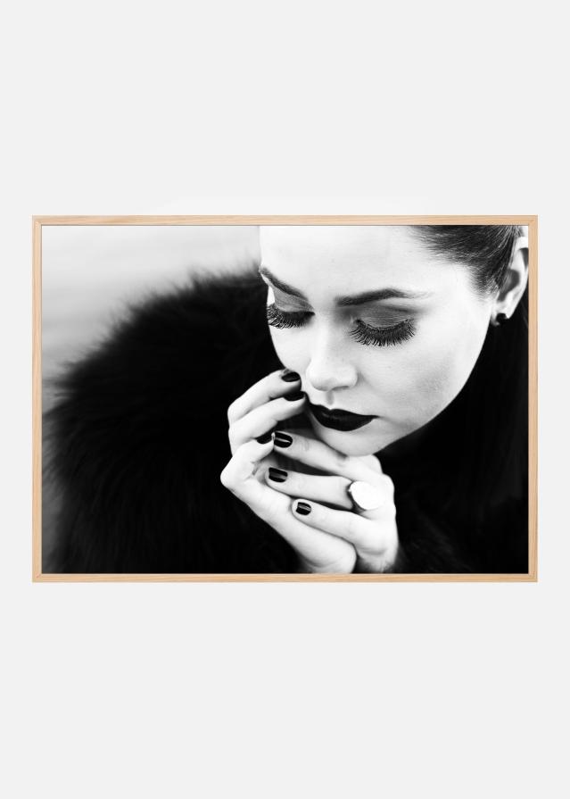 between fingers Plakát