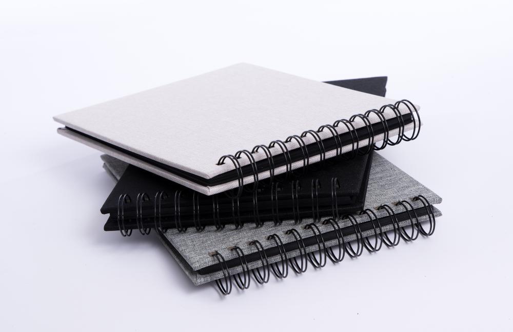 Base Line Plátno Wire-O Cerná 23x17 cm (40 Cerná Strany / 20 listů)