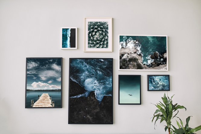 Obrazová stěna s motivy v modré barvě