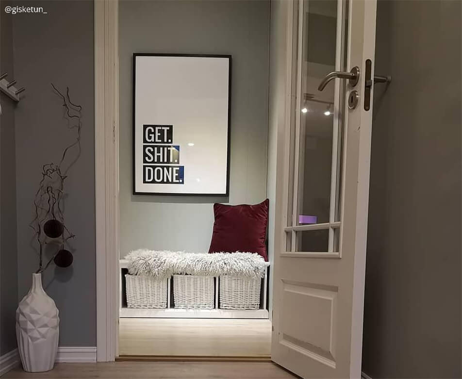 Velký černobílý plakát s textem – dekorace v předsíni