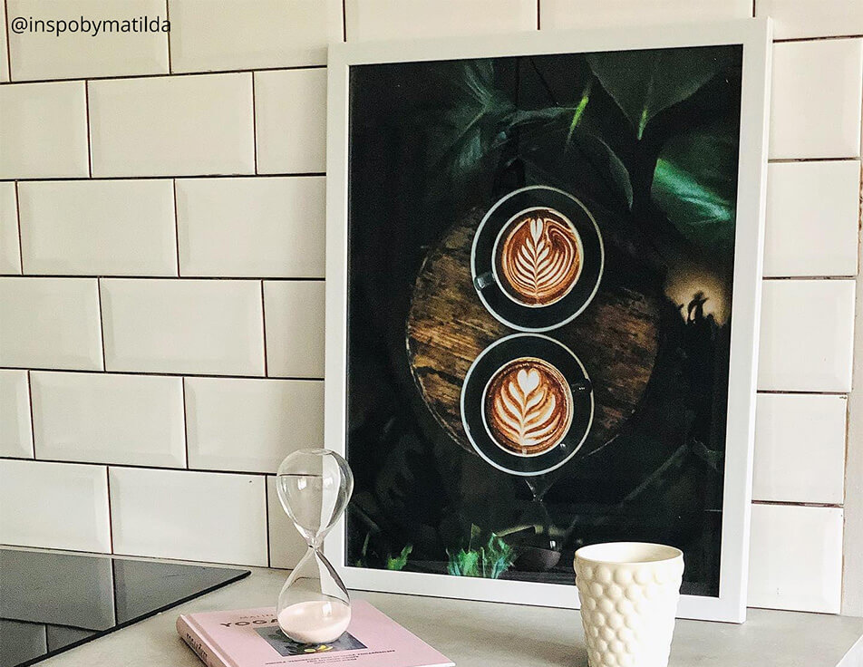 Kuchyňský obraz s šálky kávy proti bílým obkladačkám - kuchyňské zařízení