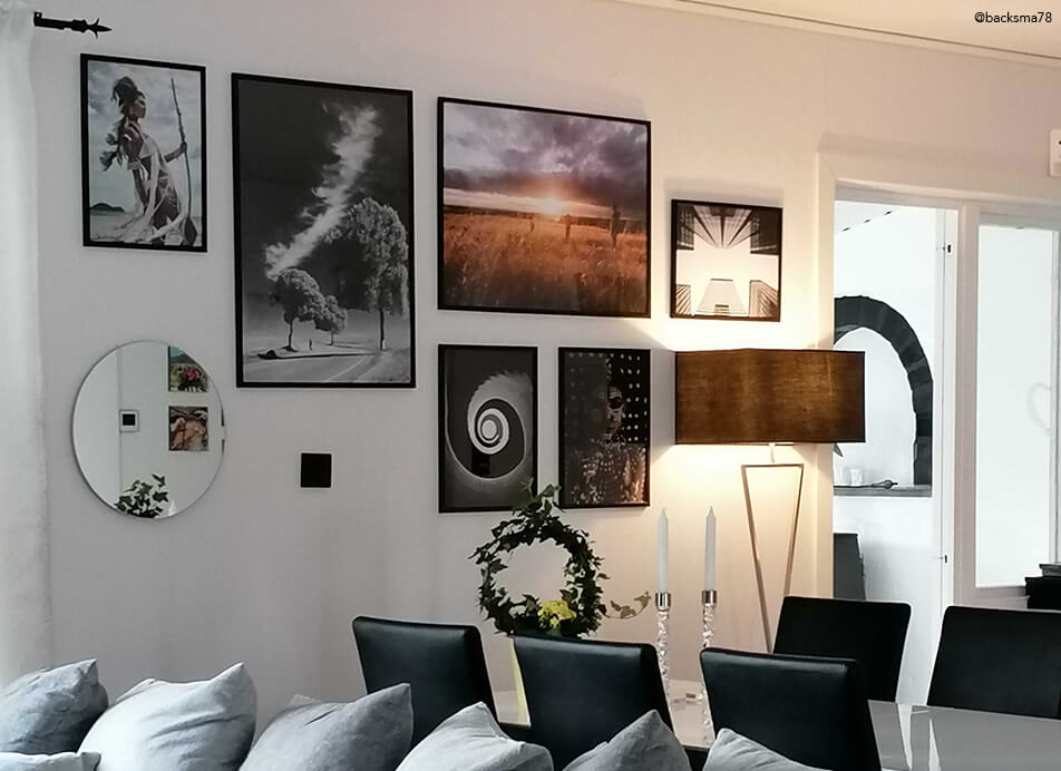 Tavelvägg med spegel och svarta ramar