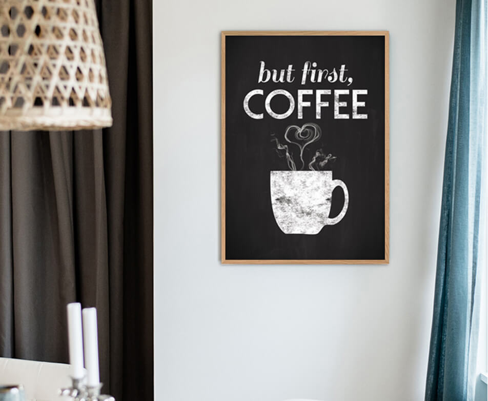 Černý kuchyňský obraz na bílé stěně - kuchyňské zařízení