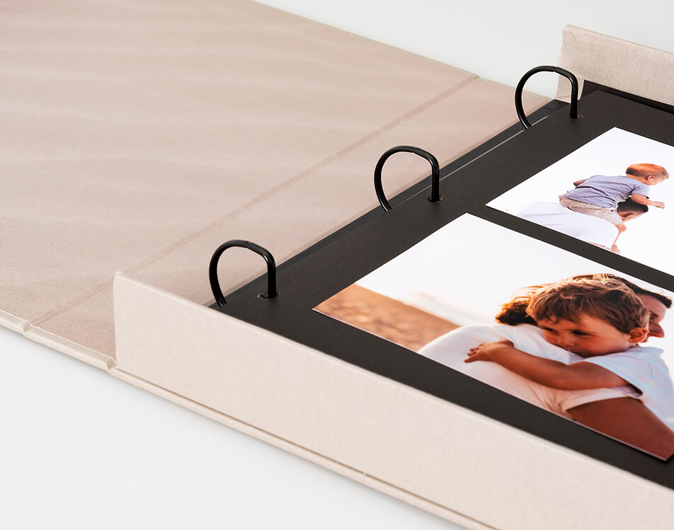 Otevřené fotoalbum s černými stránkami – lepicí album