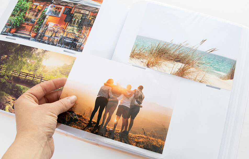 Otevřené fotoalbum s plastovými kapsami a fotografiemi