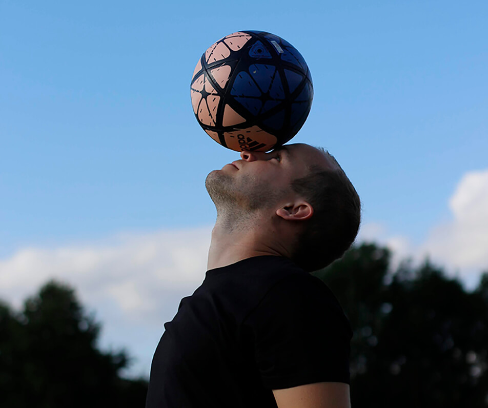 Designér Tim Hansson předvádí fotbalové triky