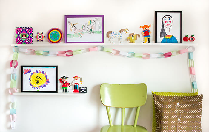 Bílá lišta na obrazy v dětském pokoji